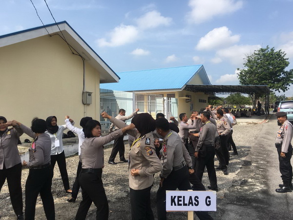 Personil Polresta Simulasi Pengamanan TPS